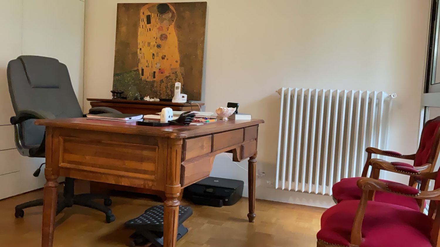 Bureau du cabinet de psychanalyse aux Lilas, fauteuil de travail et tableau au mur