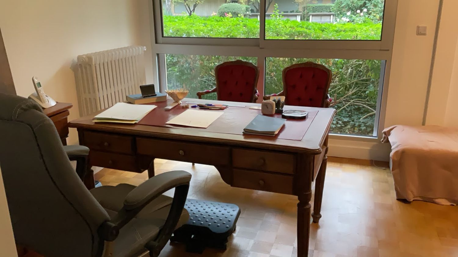 Bureau du cabinet de psychanalyse aux Lilas, fauteuils devant la fenêtre ouverte sur le jardin